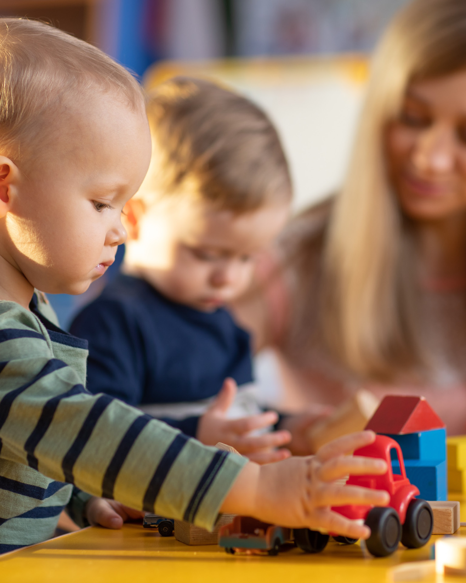 Auf dem Foto sieht man zwei Kinder und eine Frau