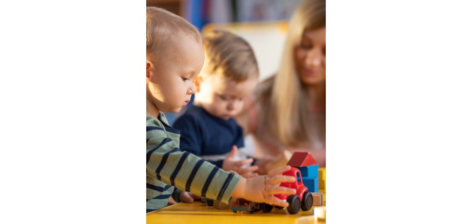 KrabbelKlatsch - Gemeinwesenarbeit Auf dem Foto sieht man zwei Kinder und eine Frau