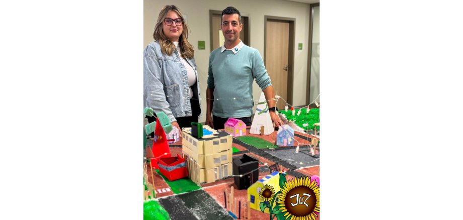 Groß-Zimmern aus Kinderhand Auf dem Foto ist der Bürgermeister Mark Pullmann gemeinsam mit Svenja Pertzsch zu sehen