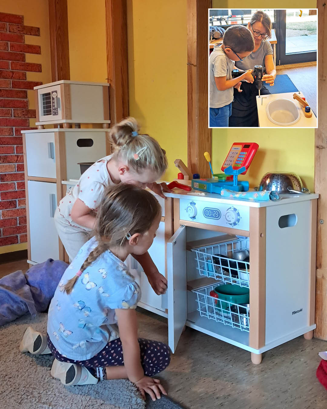 Neue Kinderküche in der KITA Blumenstraße Auf den Großen Foto sieht man wie die Kinder mit die Küche spielen und auf das kleinen Foto sie man den Zusammenbau von die Küche