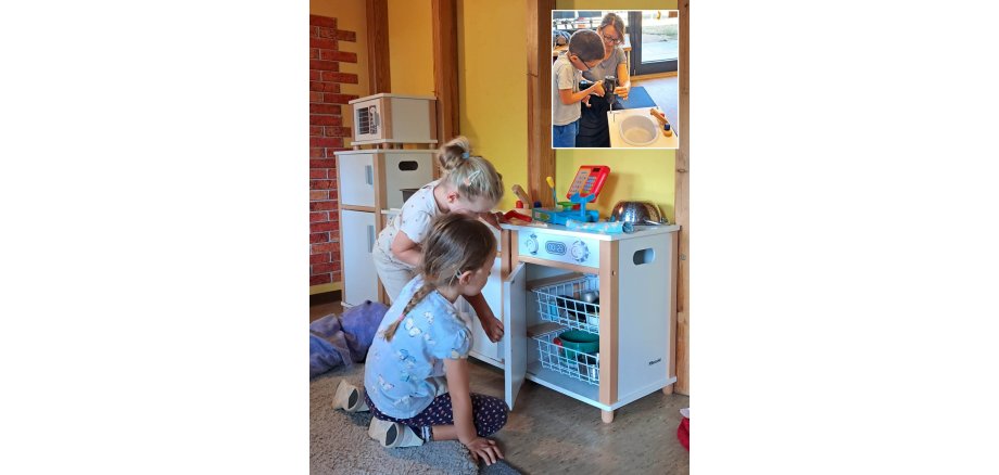 Neue Kinderküche in der KITA Blumenstraße Auf den Großen Foto sieht man wie die Kinder mit die Küche spielen und auf das kleinen Foto sie man den Zusammenbau von die Küche
