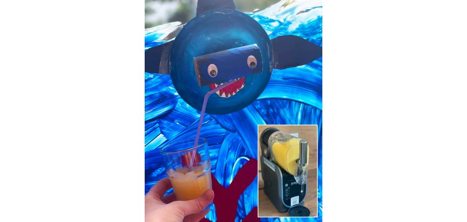 Slush Eis Auf den großen Bild sieht man, dass einem selbstgebastelten Hai ein Slush Eis hingehalten wird; Auf dem kleinen Foto sieht man eine Slush Eis Maschine.