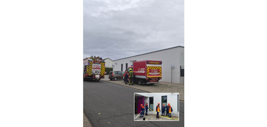 Jugendfeuerwehr Auf dem Bild sieht man die Feuerwehr und die Kinder