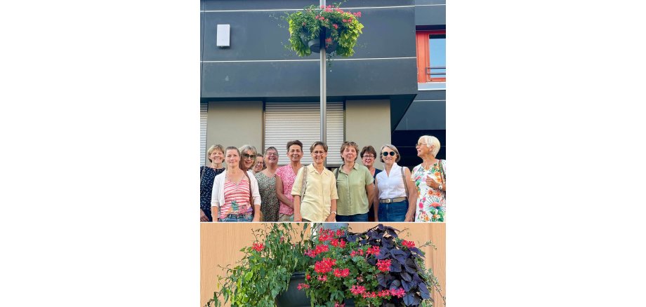 Neue Blumenampeln auf dem Rathausplatz Auf dem Foto sieht man die Landfrauen vor einem Blumenampel