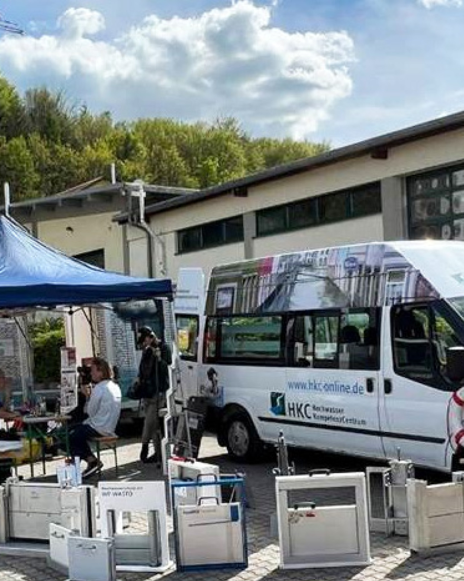 Starkregen und Hochwasser-Info-Mobil kommt nach Groß-Zimmern Auf dem Foto sieht man den Stand und das Auto von Starkregen und Hochwasser Info-Mobil