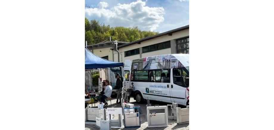 Starkregen und Hochwasser-Info-Mobil kommt nach Groß-Zimmern Auf dem Foto sieht man den Stand und das Auto von Starkregen und Hochwasser Info-Mobil