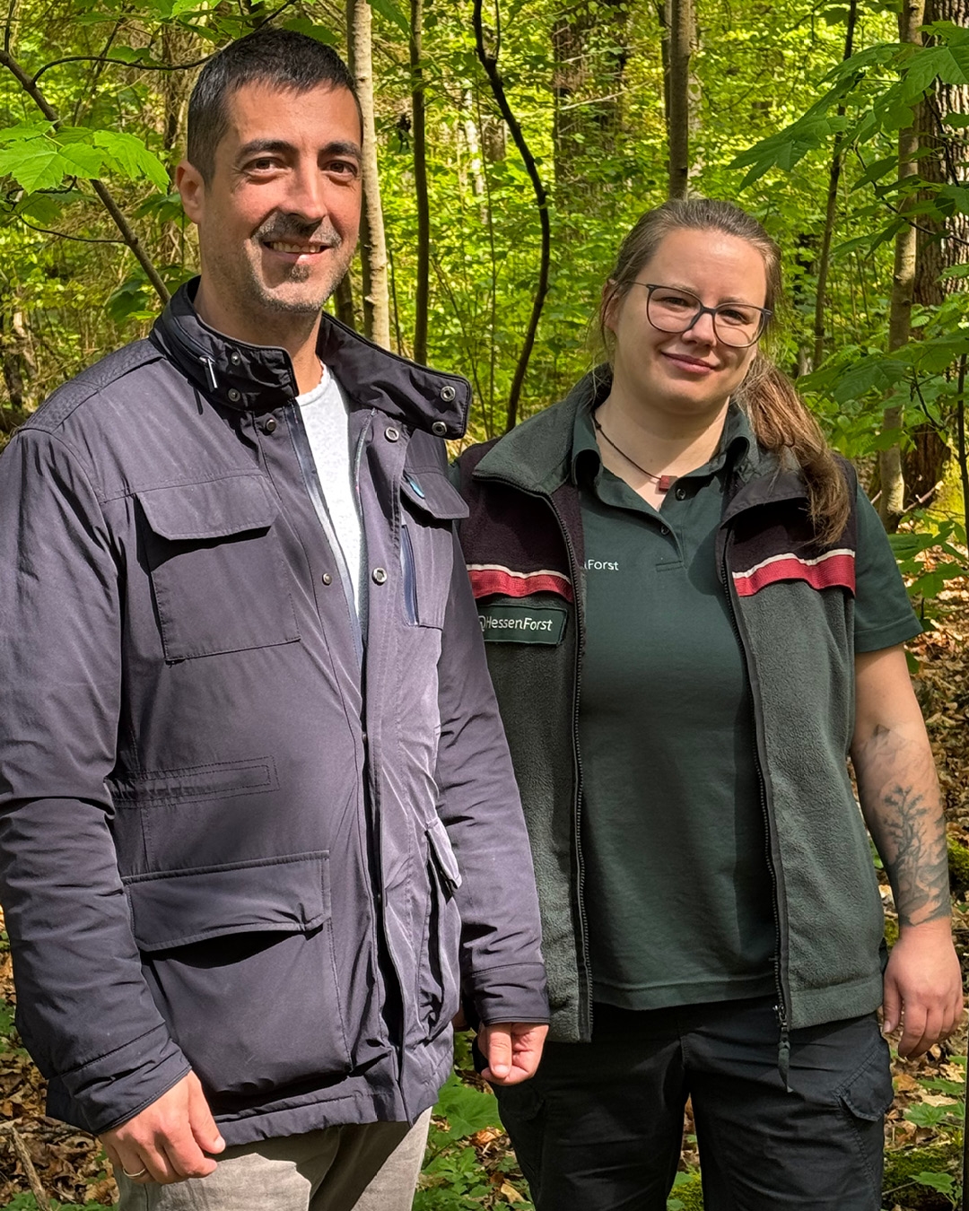 Waldrundgang Bürgermeister und die Försterin im Wald.