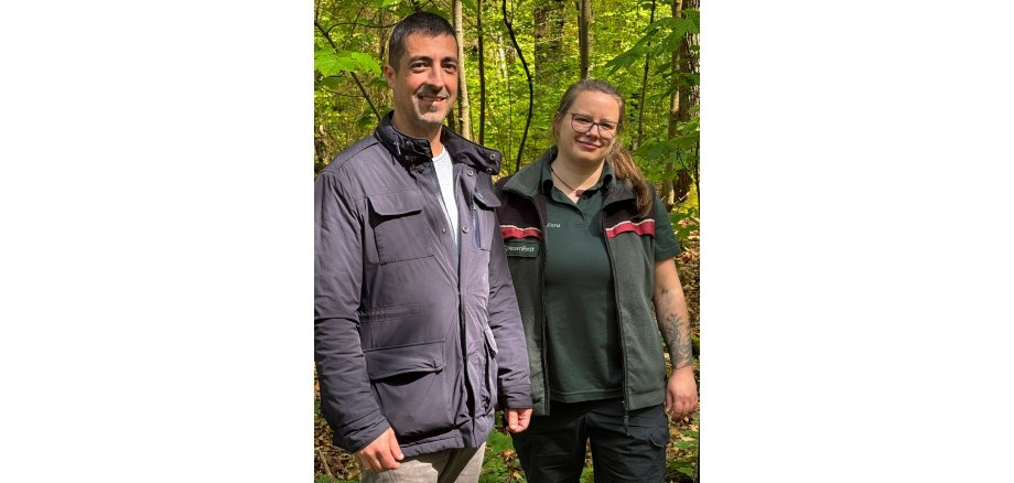 Waldrundgang Bürgermeister und die Försterin im Wald.