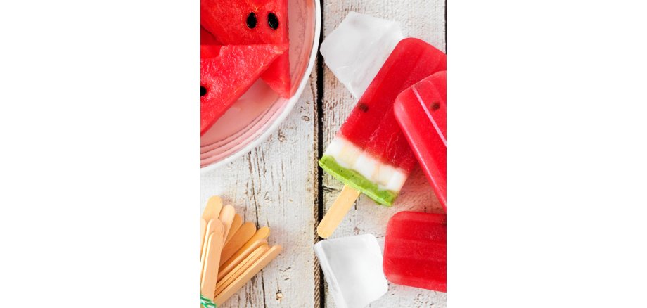 Auf dem Foto sieht man Eis und Wassermelone