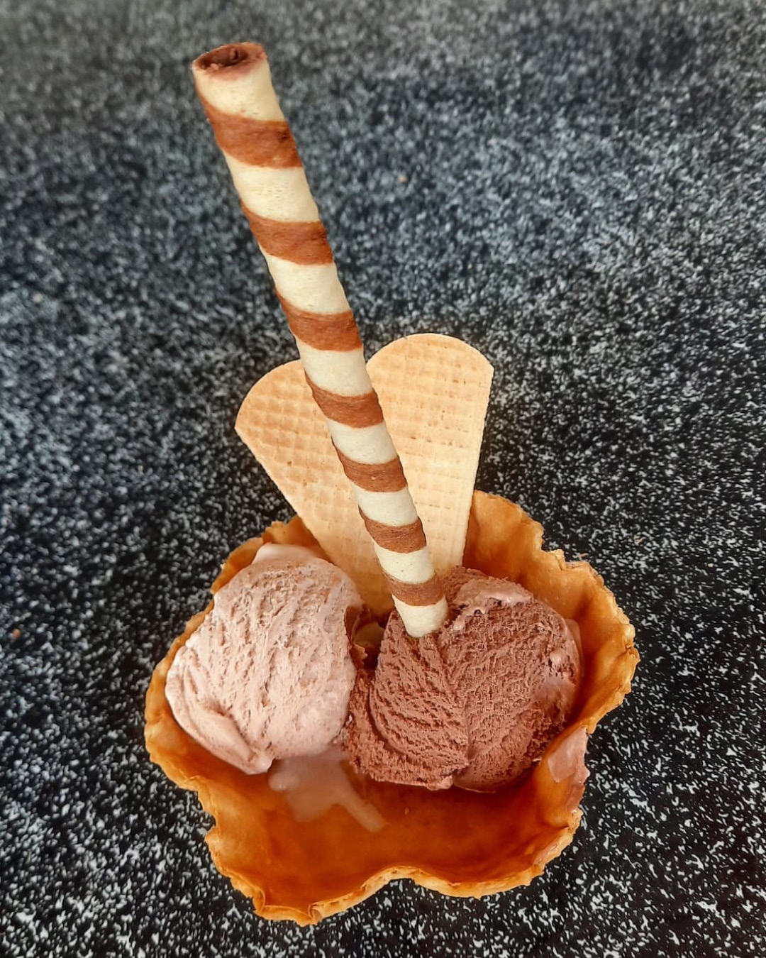 Café kreativ – freitags im ZIMMnER Auf dem Foto sind zwei Kugeln Eis im Waffelbecher zu sehen