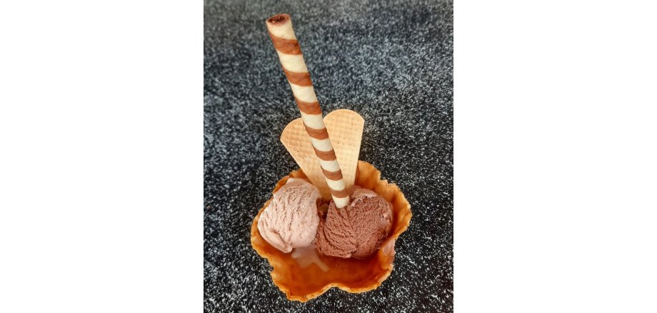 Auf dem Foto sind zwei Kugeln Eis im Waffelbecher zu sehen