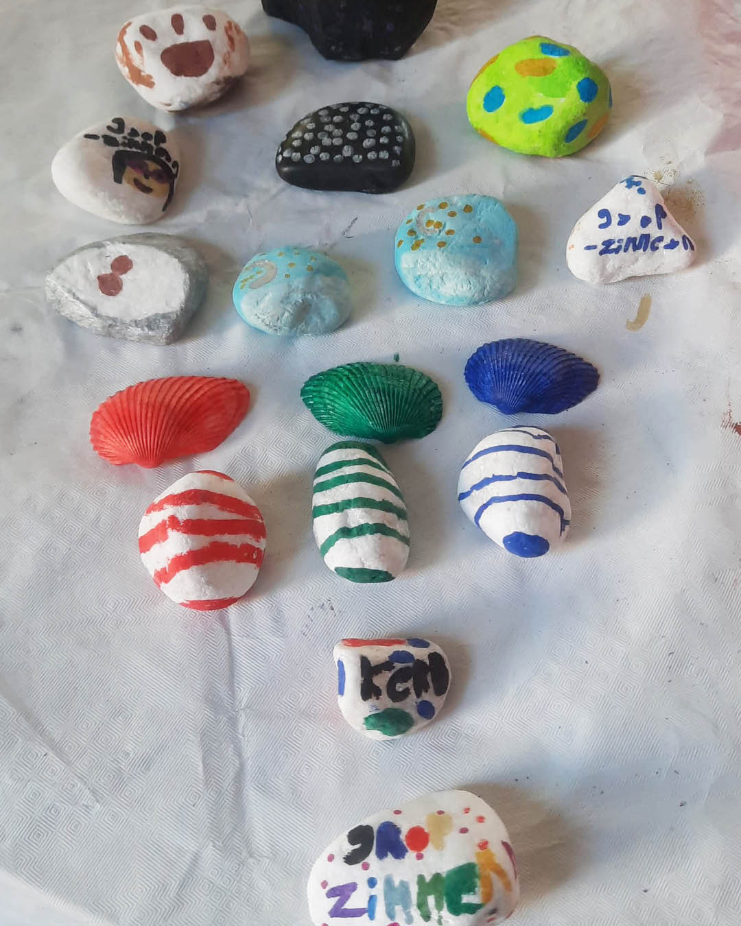 Café kreativ – freitags im ZIMMnER Auf dem Foto sind die bemalten Steine und Muscheln zu sehen