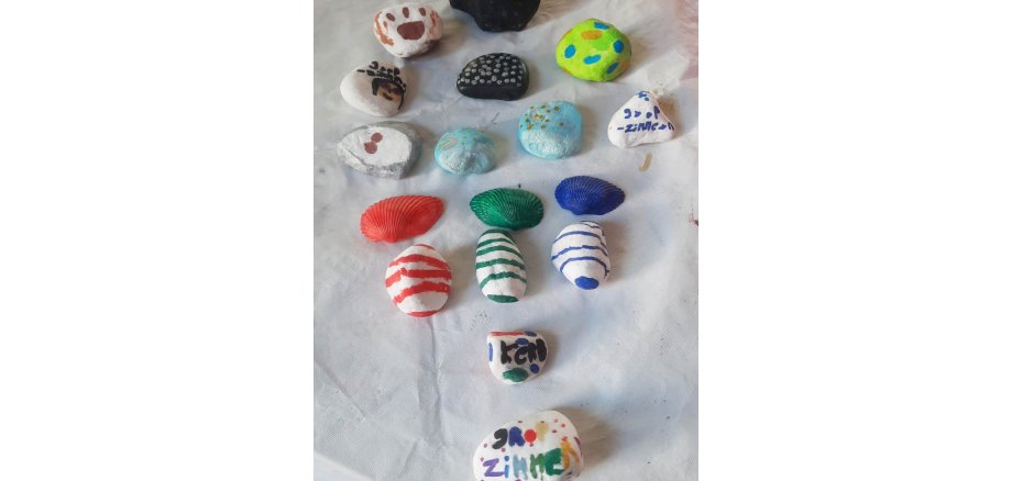 Auf dem Foto sind die bemalten Steine und Muscheln zu sehen