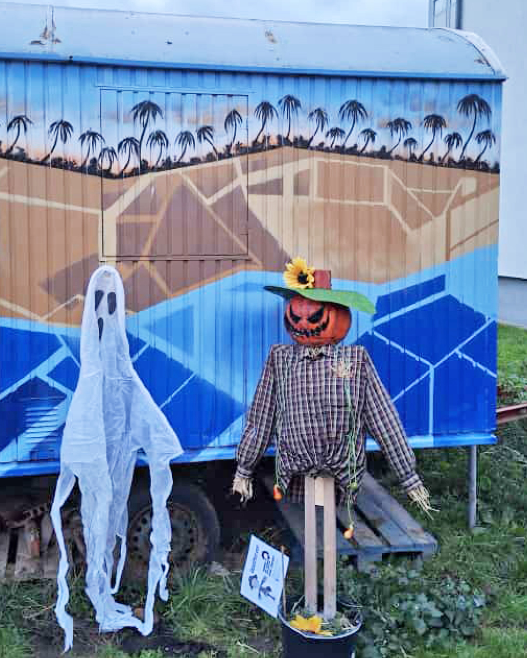 Herbstfest an der INSEL Geist und Vogelscheuche am INSEL-Bauwagen (Foto vom Herbstfest 2025)