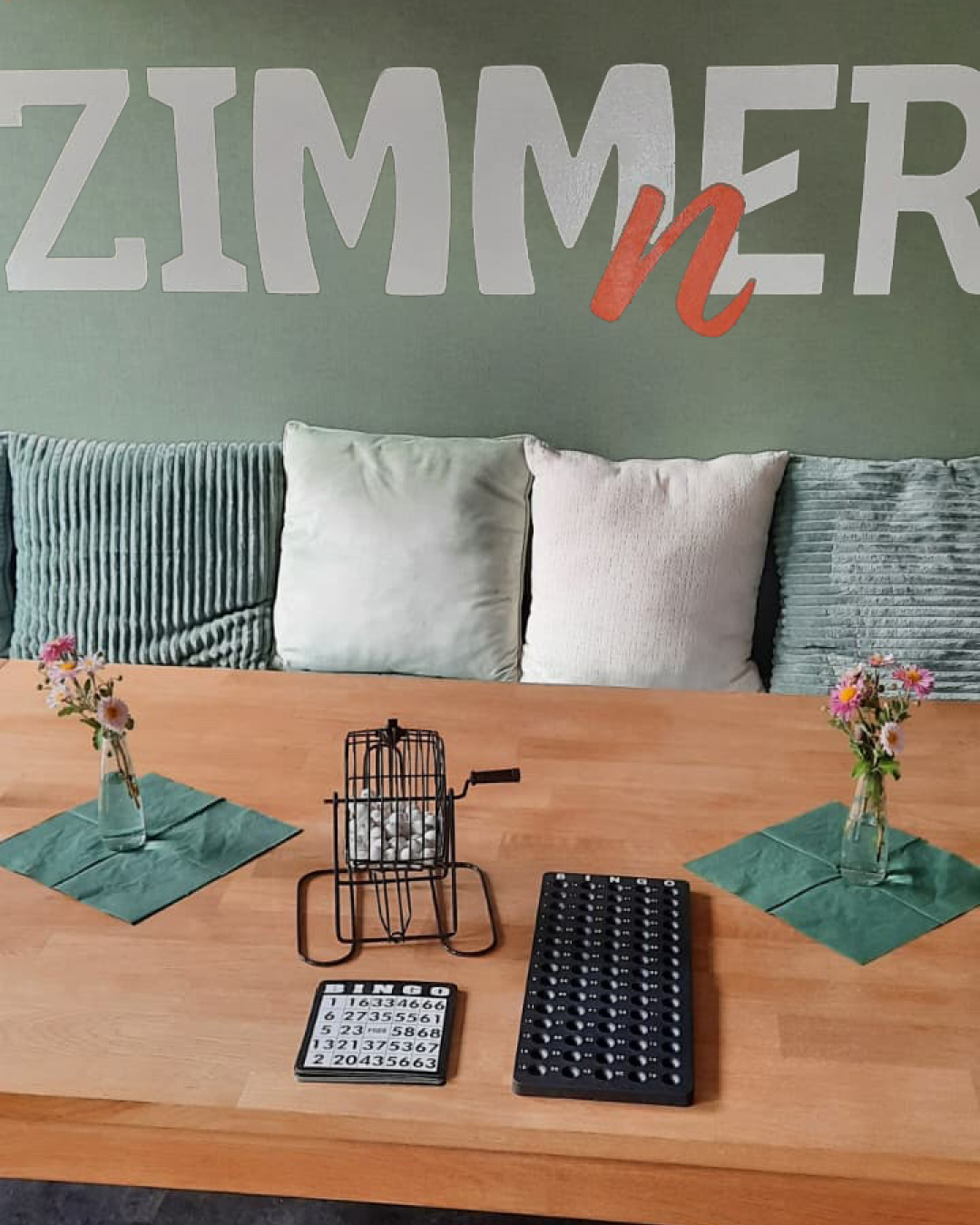 Café kreativ – freitags im ZIMMnER Auf dem Bild sieht man das Bingo Spiel im ZIMMnER