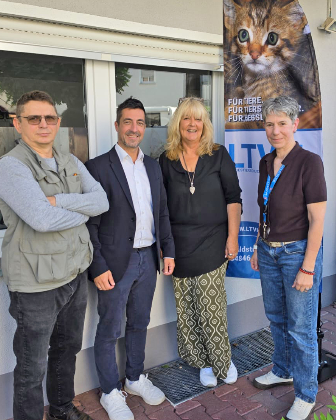 Starkregen und Hochwasser-Info-Mobil kommt nach Groß-Zimmern Auf dem Bild sieht man der Bürgermeister Mark Pullmann, Dr. Alex Smetana, Umweltamt mit Sigrid Faust-Schmidt und Alexandra Egli
