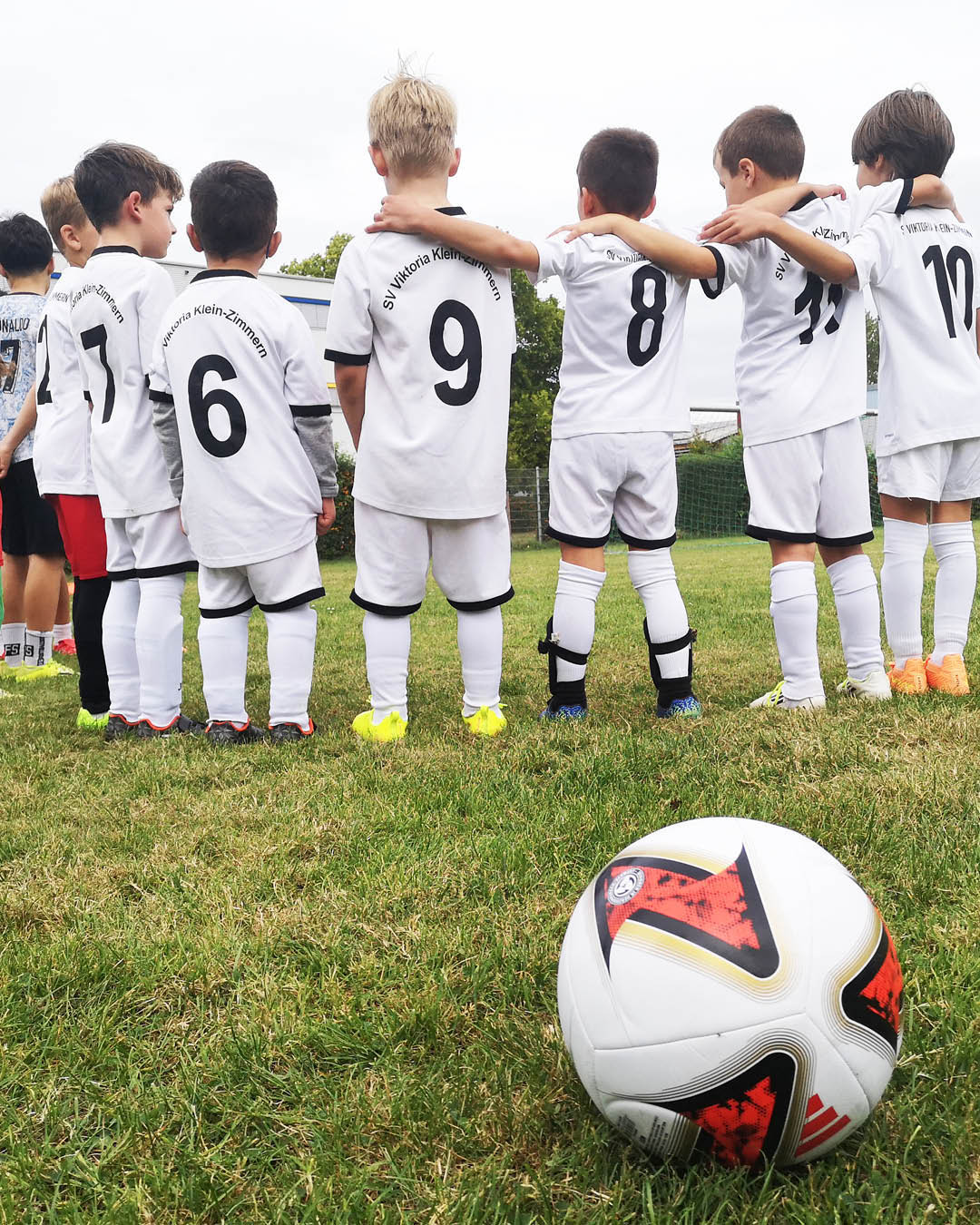 Fußballturnier begeisterte junge Kicker Auf dem Foto sieht man Kinder auf dem Gemeindesportplatz
