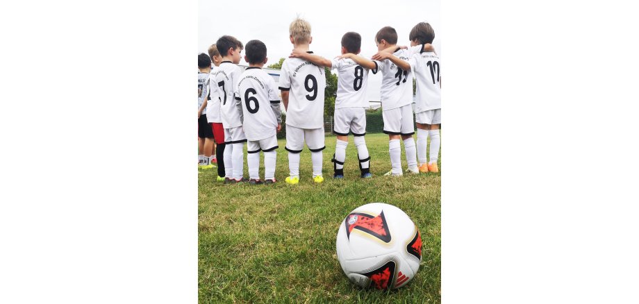Fußballturnier begeisterte junge Kicker Auf dem Foto sieht man Kinder auf dem Gemeindesportplatz