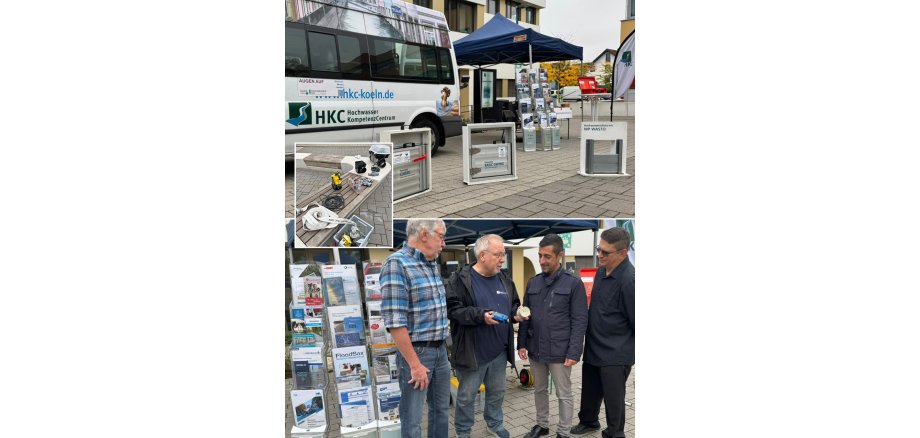 Auf dem Foto sieht man das Starkregen- und Hochwasser-Infomobil auf dem Rathausplatz mit der Bürgermeister Mark Pullmann und Umweltamt, Dr. Alex Smetana