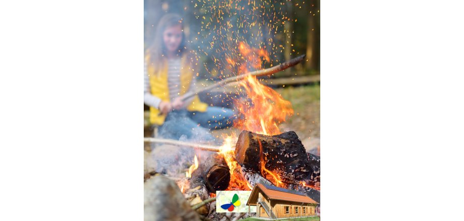 Förderverein Waldschule: Wir machen Feuer Auf dem Bild sieht man ein Mädchen, die ein Feuer macht