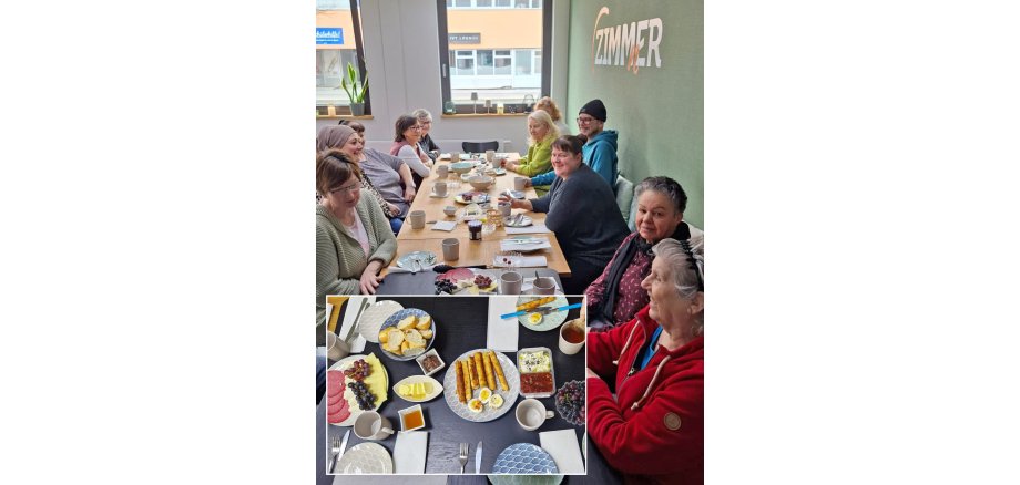 Im Foto sind Teilnehmende am Frühstückstisch zu sehen