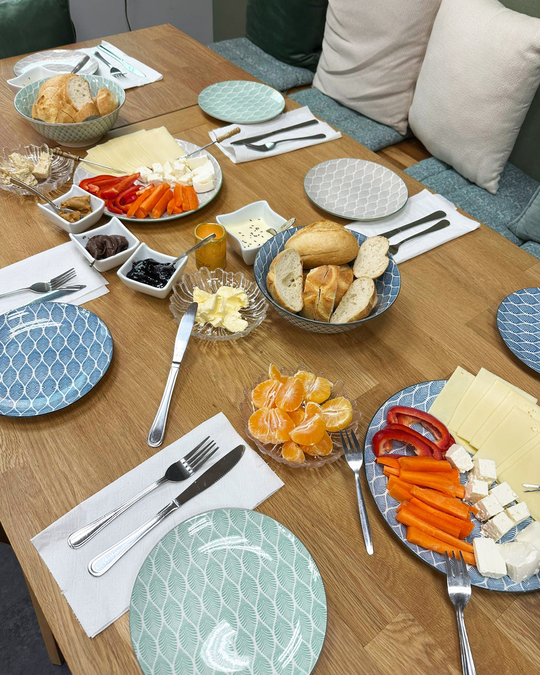 FrühstücksKlatsch Im Foto ist ein ansprechend gedeckter Frühstückstisch zu sehen