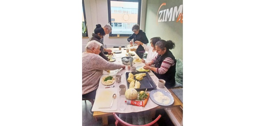 Die Fotos zeigen die Kürbissuppe und die Zubereitung sowie die Gruppe beim gemeinsamen Essen