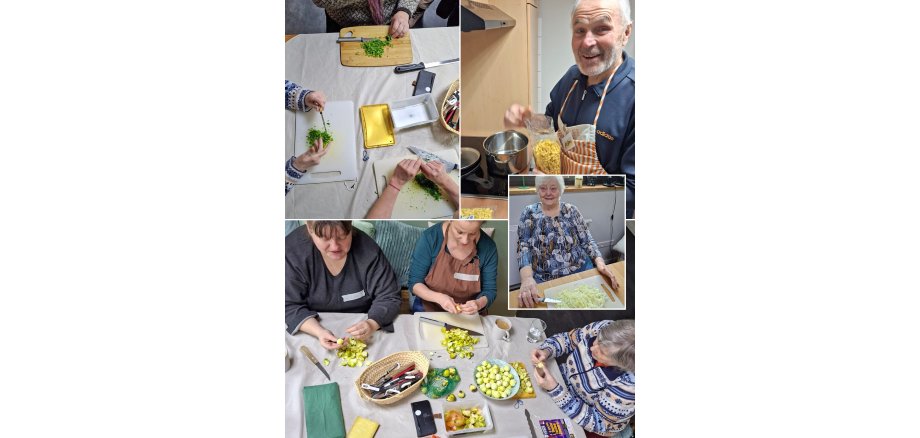Die Fotos zeigen die Teilnehmer beim gemeinsamen Kochen