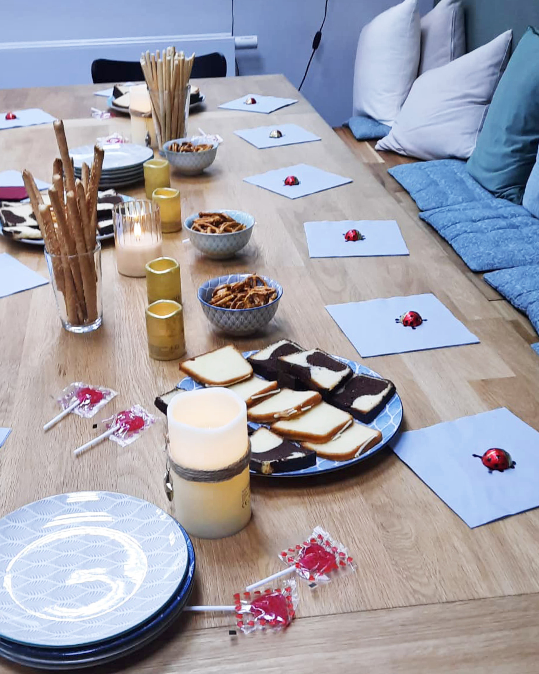 Auf dem Foto ist ein liebevoll u. a. mit Glücks-Schoko-Marienkäfern gedeckter Tisch zu sehen