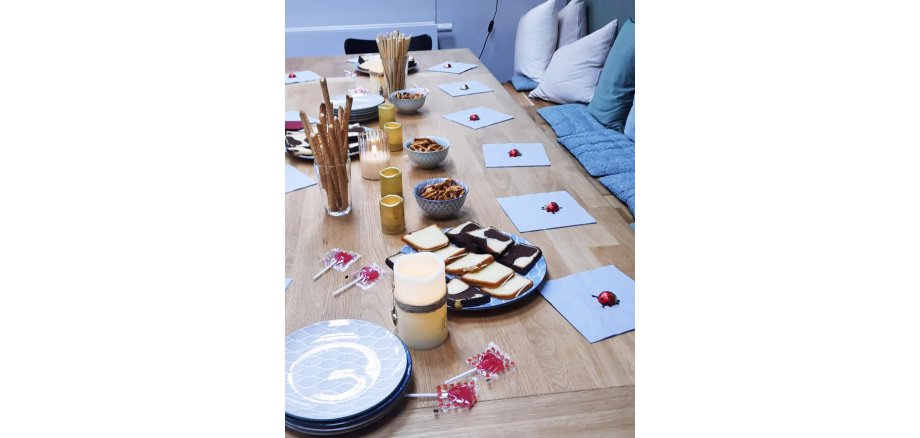 Auf dem Foto ist ein liebevoll u. a. mit Glücks-Schoko-Marienkäfern gedeckter Tisch zu sehen