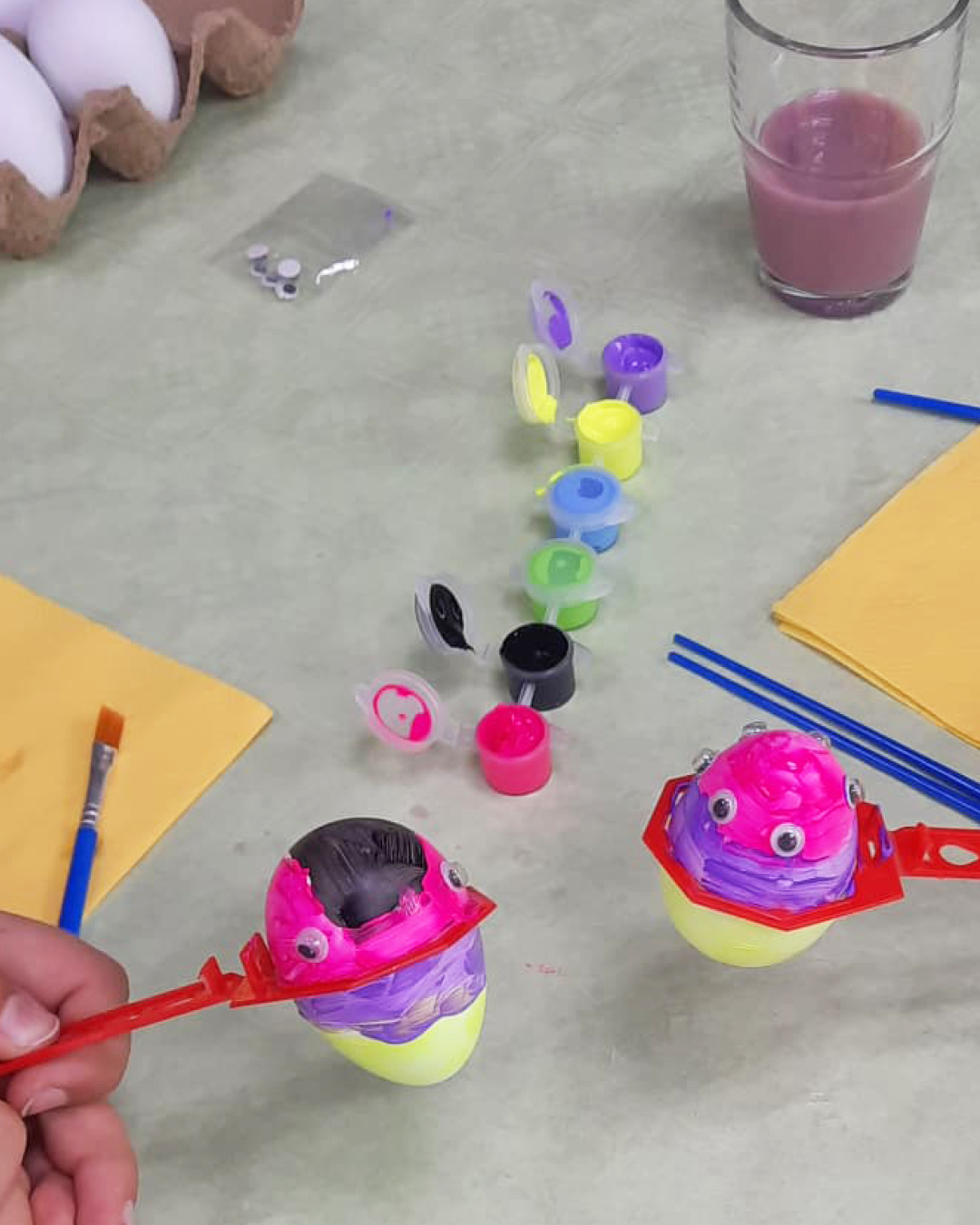 Auf dem Foto sieht man zwei der hübsch gestalteten Ostereier und die Materialien