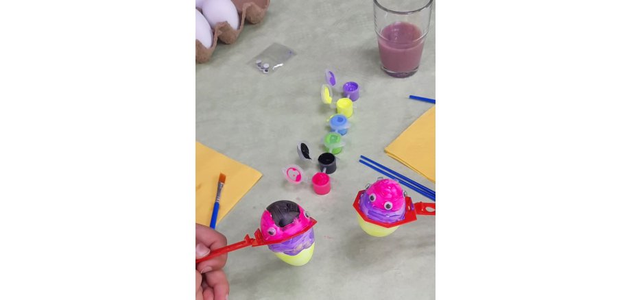 Auf dem Foto sieht man zwei der hübsch gestalteten Ostereier und die Materialien