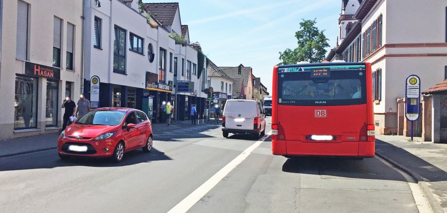 Hauptstraße Groß-Zimmern mit Bus an einer Haltestelle