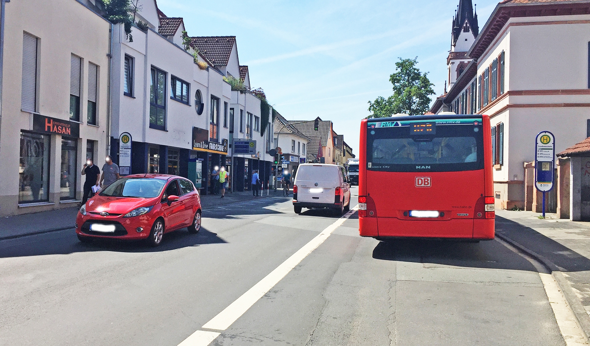 Hauptstraße Groß-Zimmern mit Bus an einer Haltestelle